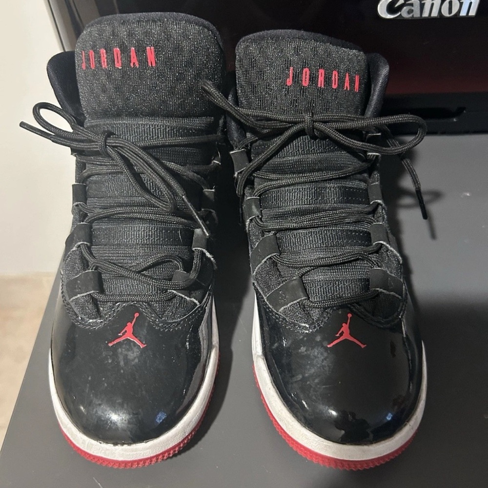 Jordan Black and Red Sneakers Sleek Basketball Design